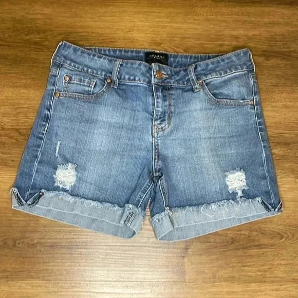 Celebrity Pink Distressed Faded Juniors 7 Denim 4.5” Inseam Cuff Shorts - Picture 1 of 10